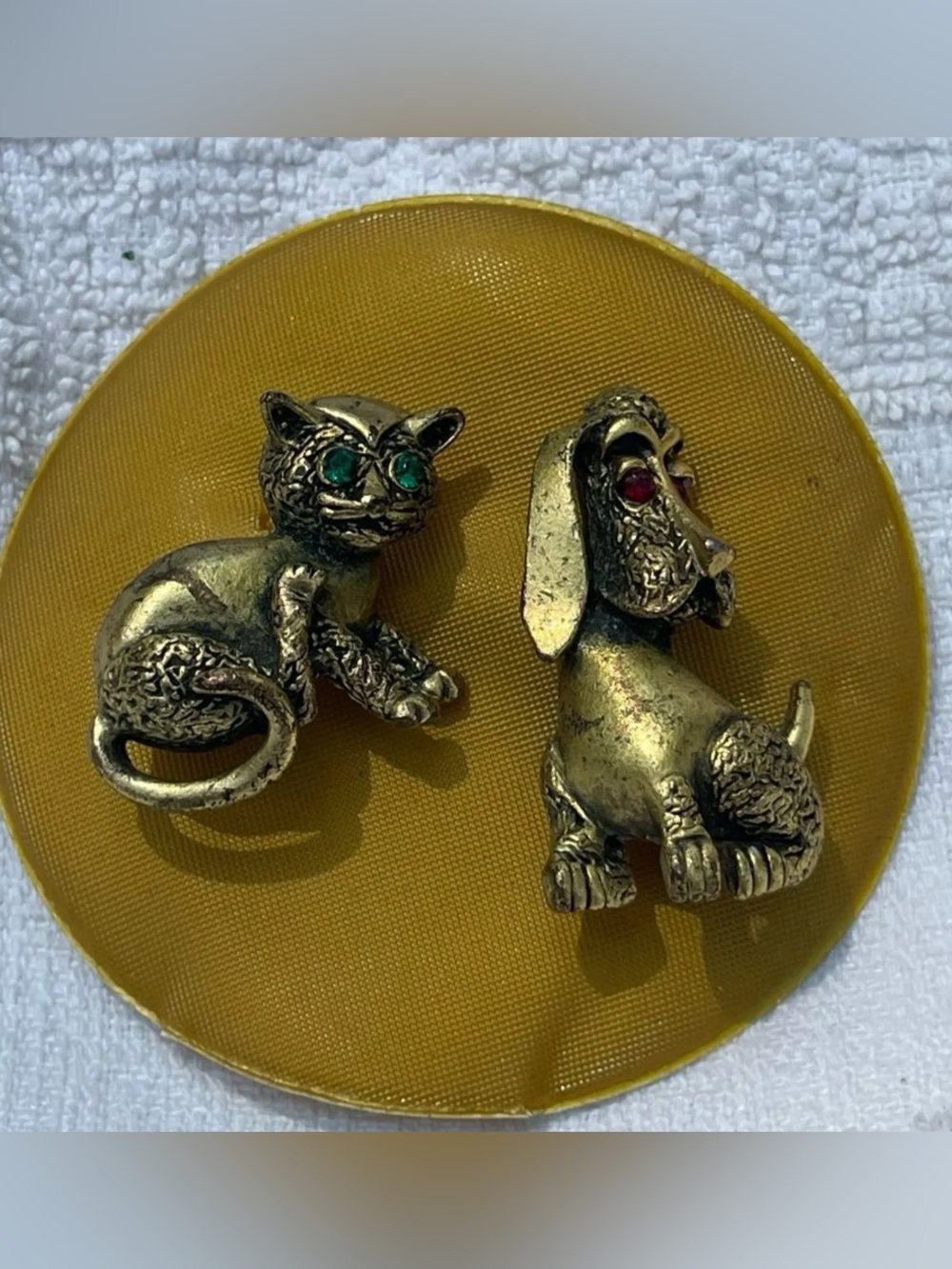 VINTAGE DOG & CAT BROOCH.